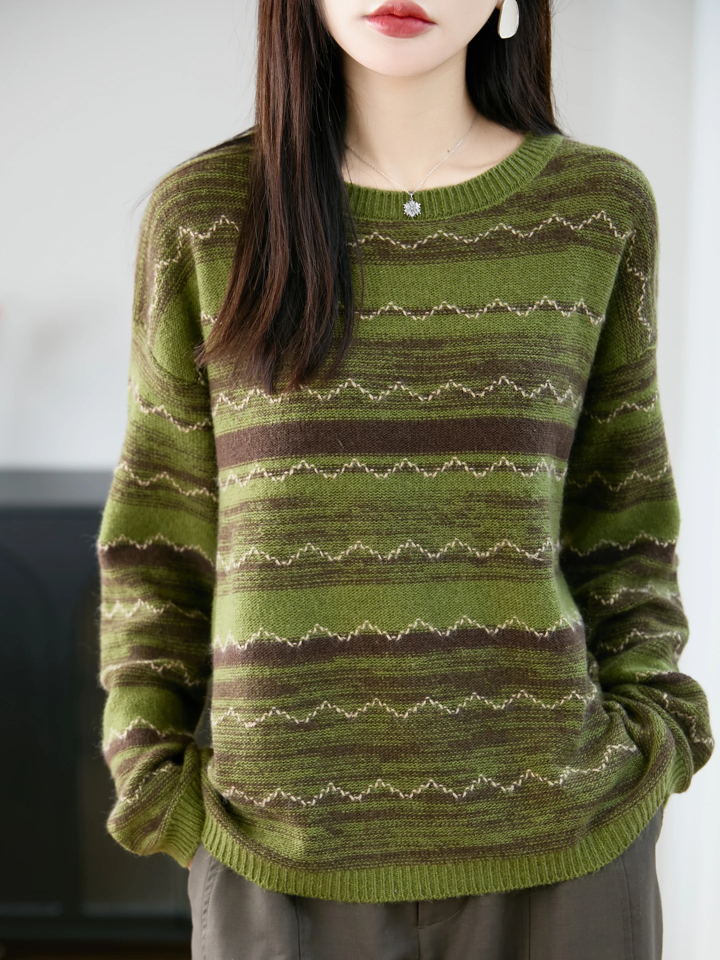 Новый модный женский свитер из мериносовой шерсти, осень-зима, женский трикотаж, полосатый пуловер, свободная одежда с длинными рукавами, топы, женский джемпер
Новый модный женский свитер из мериносовой шерсти, осень-зима, женский трикотаж, полосатый пуловер, свободная одежда с длинными рукавами, топы, женский джемпер