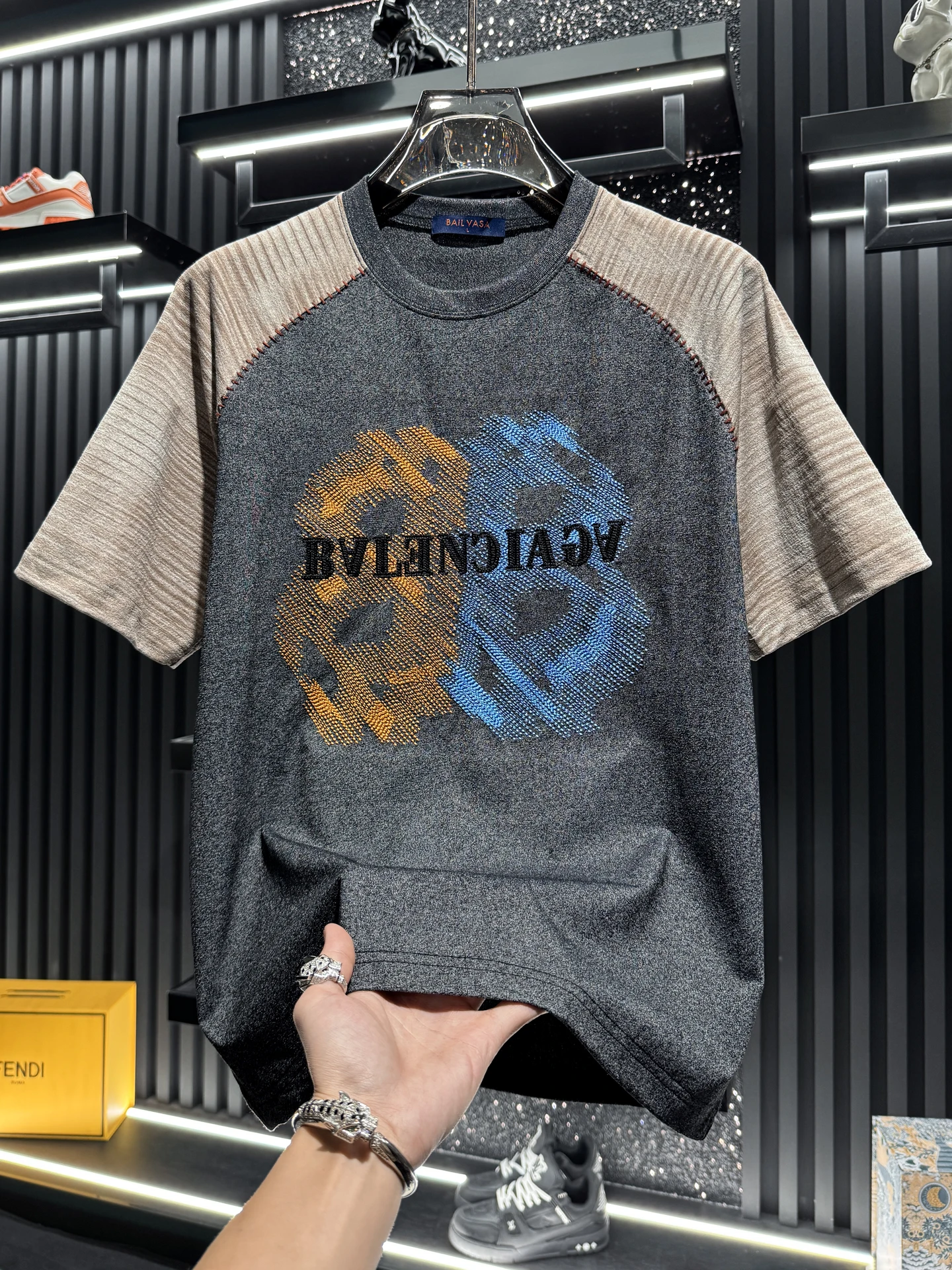 Повседневная мужская футболка с круглым вырезом и коротким рукавом, дышащая, из смесового хлопка и полиэстера, летняя, новая модель, европейский дизайн, с вышивкой.
Повседневная мужская футболка с круглым вырезом и коротким рукавом, дышащая, из смесового хлопка и полиэстера, летняя, новая модель, европейский дизайн, с вышивкой.