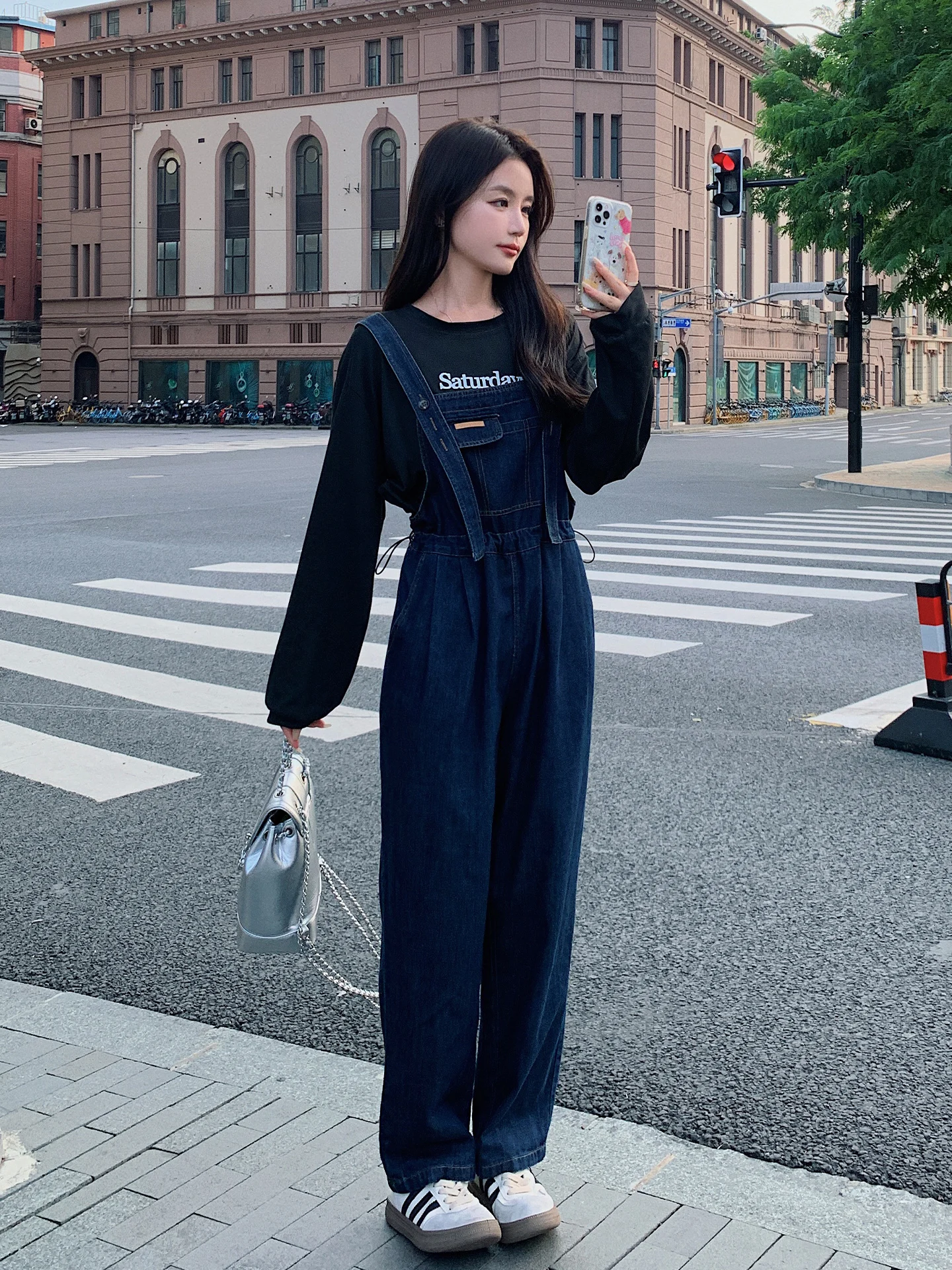 Ретро-комбинезон из денима в корейском стиле для женщин, новинка ранней весны 2026 года, молодежный, стройнящий, цельный комбинезон-брюки
Ретро-комбинезон из денима в корейском стиле для женщин, новинка ранней весны 2026 года, молодежный, стройнящий, цельный комбинезон-брюки