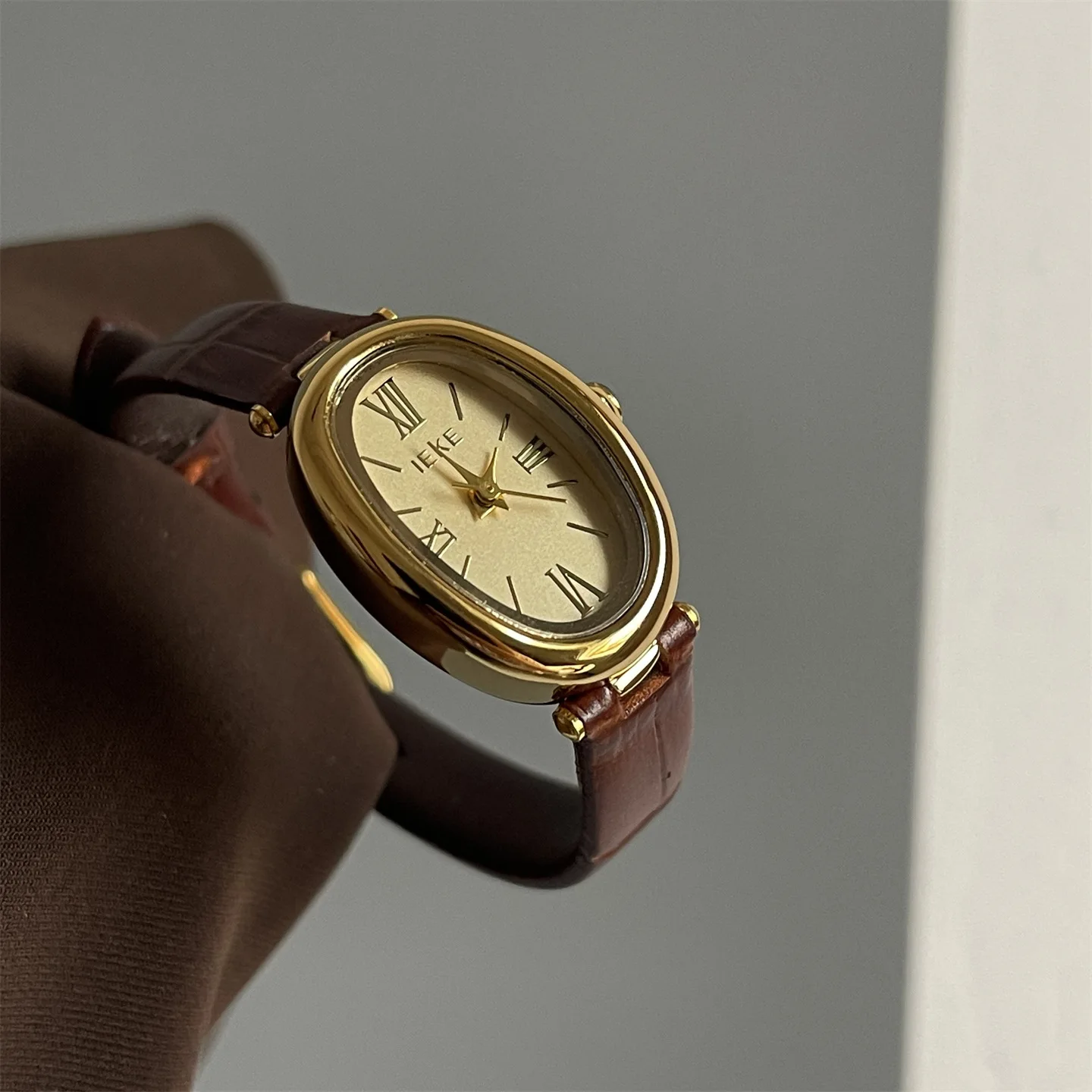 IEKE Autumn and Winter New Coffee Colored Oval Small Dial Quartz Watch Exquisite and Versatile Women's Watch Live Sales Gift
IEKE Autumn and Winter New Coffee Colored Oval Small Dial Quartz Watch Exquisite and Versatile Women's Watch Live Sales Gift