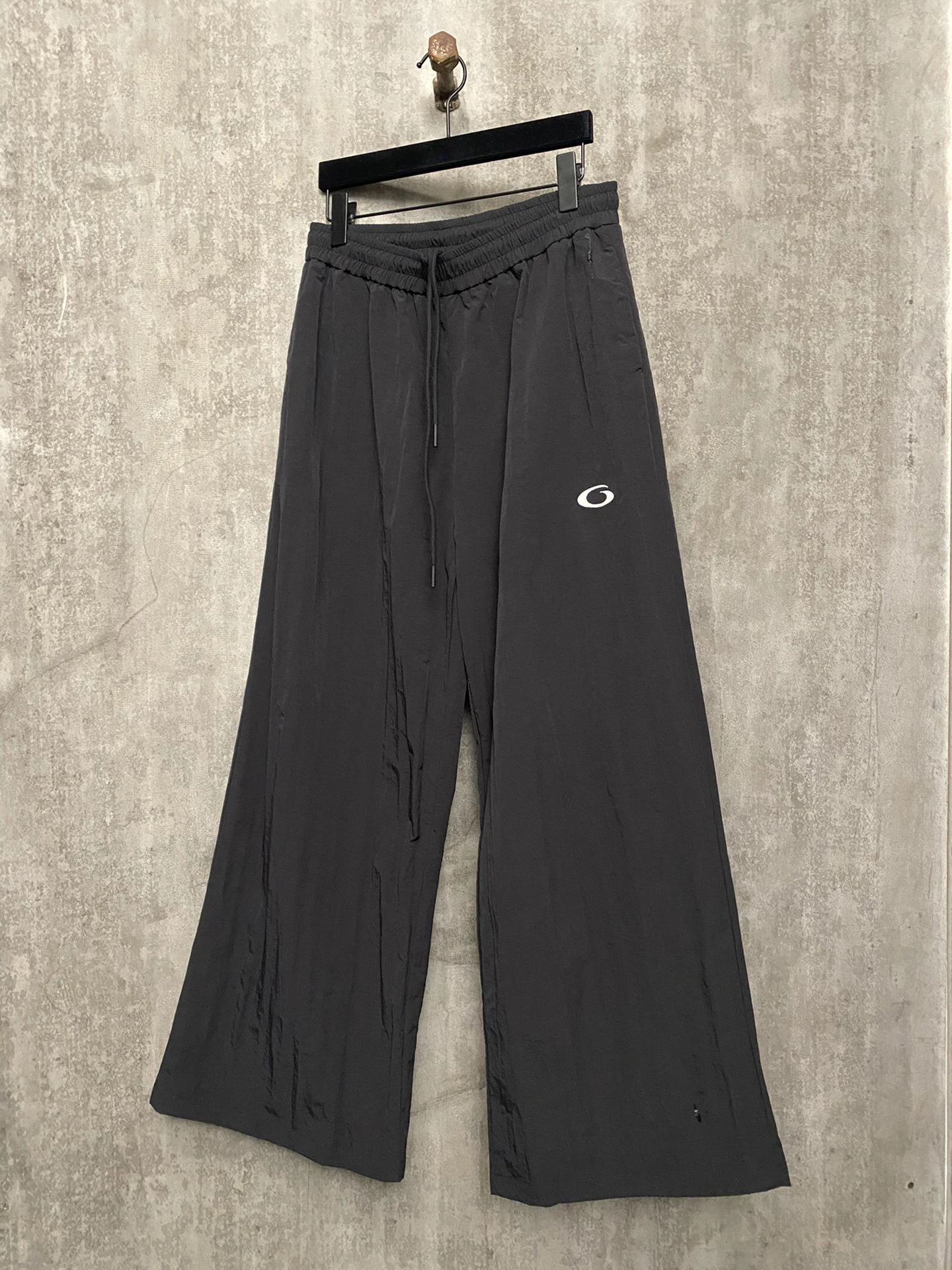 24 Summer New Luxury Hook Embroidery Oversized Sweatpants Men Women Inside Mesh Streetwear Hiphop Men Quick-dry Pants
24 Summer New Luxury Hook Embroidery Oversized Sweatpants Men Women Inside Mesh Streetwear Hiphop Men Quick-dry Pants