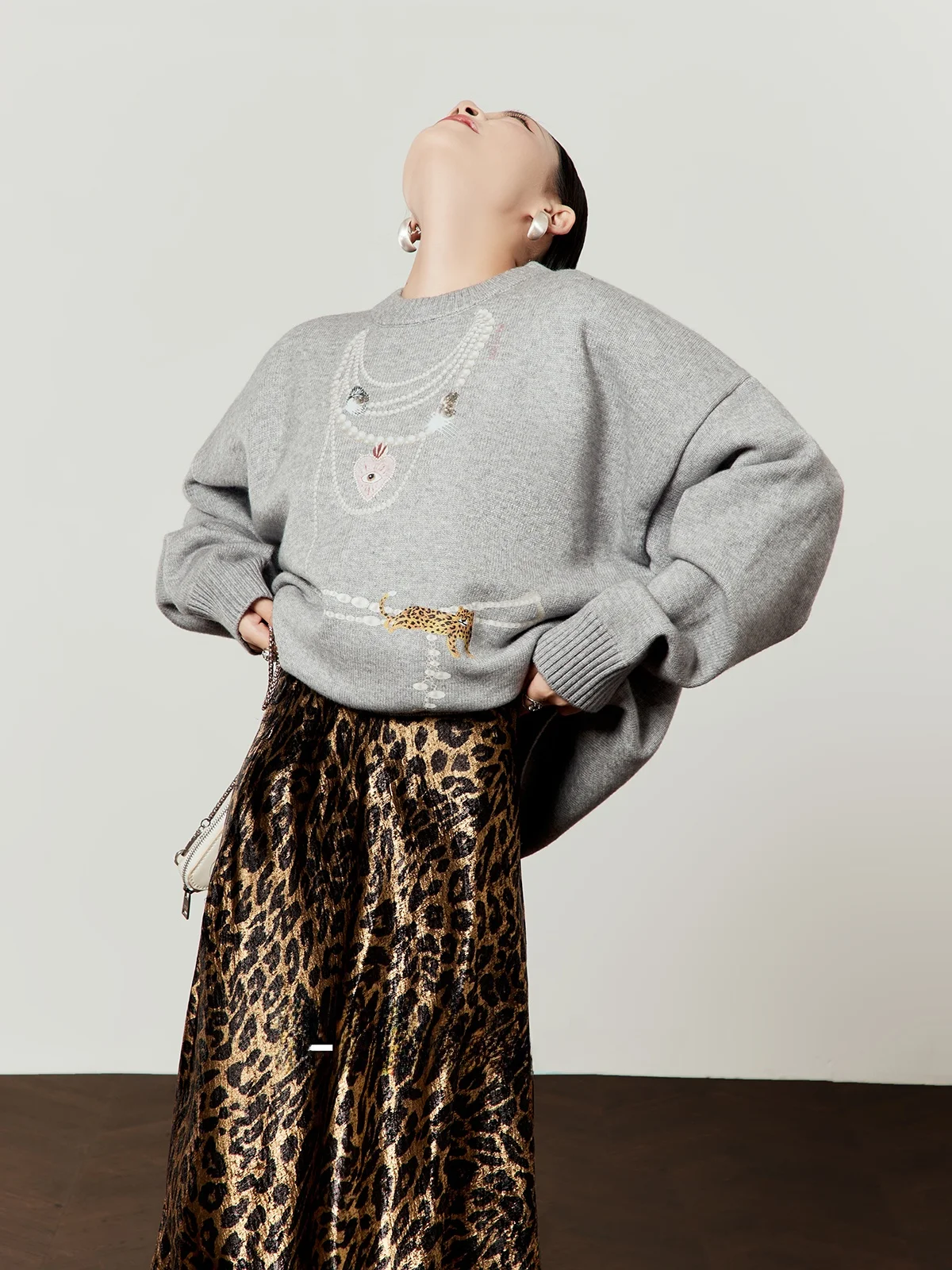 Свободный круглый свитер с принтом для женщин, новинка весенней коллекции, удобный вязаный топ от бренда Zhou Li Wu
Свободный круглый свитер с принтом для женщин, новинка весенней коллекции, удобный вязаный топ от бренда Zhou Li Wu