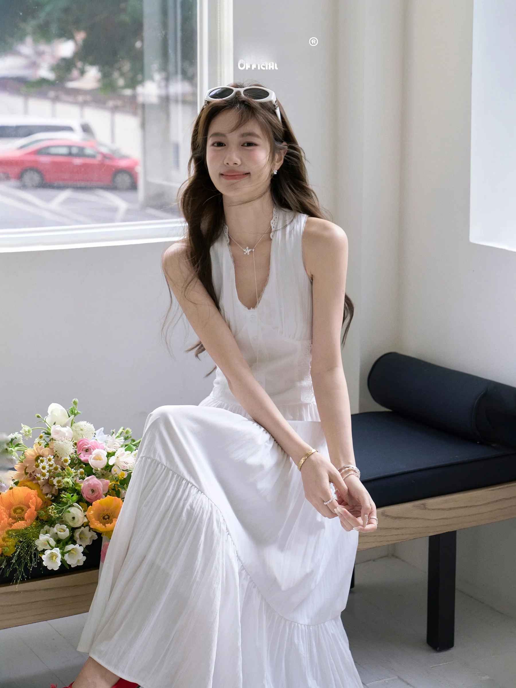 Elegant White Summer Dress Women's Fashionable Long Skirt French Style Sleeveless V-Neck A-Line Gown by Wang Ou-Xi
Elegant White Summer Dress Women's Fashionable Long Skirt French Style Sleeveless V-Neck A-Line Gown by Wang Ou-Xi