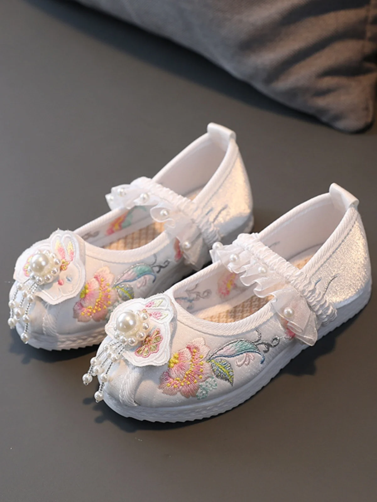 Girls' Embroidered Cloth Shoes Traditional Style Exquisite Lace Shoes Chinese Ancient Designer Hanfu Shoes
Girls' Embroidered Cloth Shoes Traditional Style Exquisite Lace Shoes Chinese Ancient Designer Hanfu Shoes