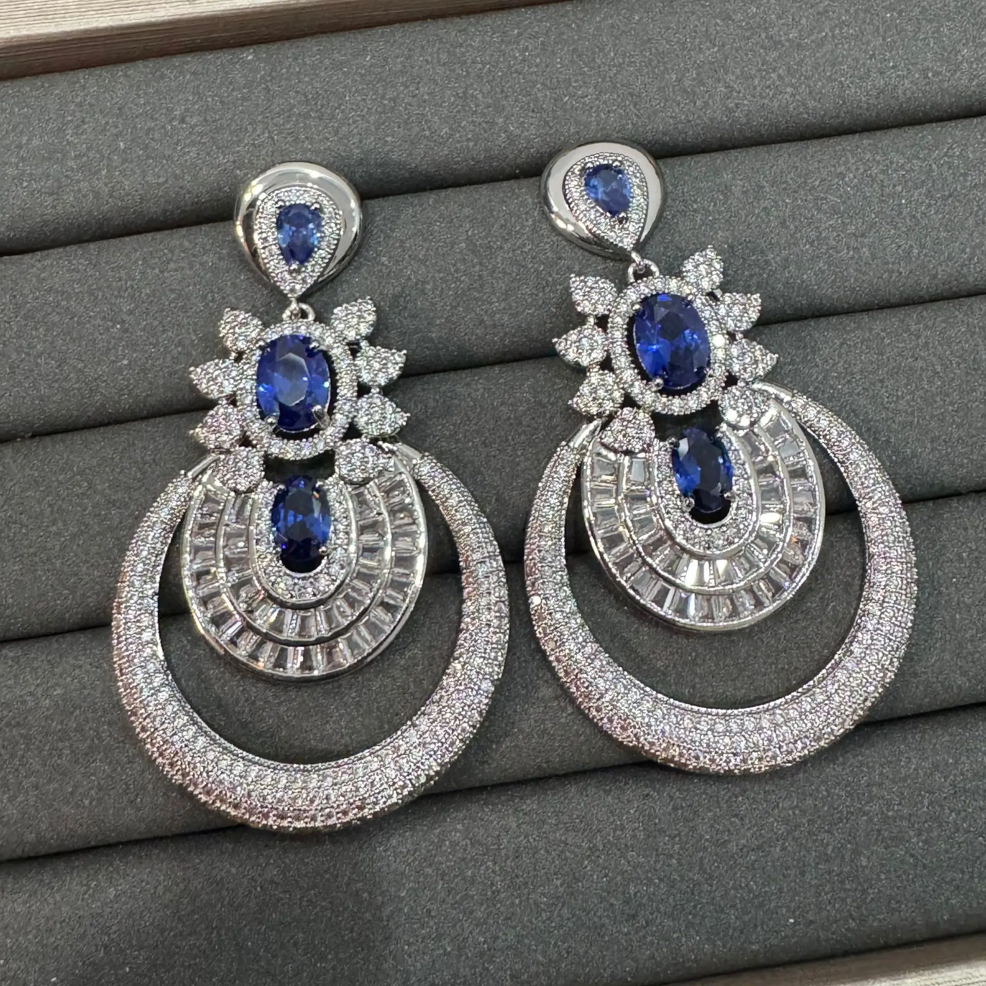 fashion cubic zirconia earrings for women silver color jewelry circle round dangling earrings gala event dinner party shiny gift
fashion cubic zirconia earrings for women silver color jewelry circle round dangling earrings gala event dinner party shiny gift