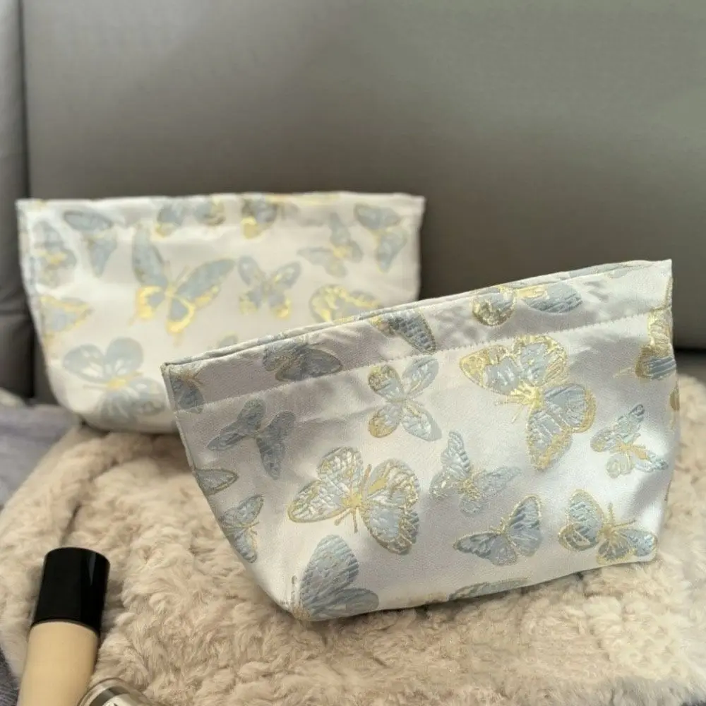 Blue Butterfly Women's Cloth Makeup Pouch Large Capacity Fashion Jacquard Lipstick Storage Bag Vintage Portable Cosmetic Bag
Blue Butterfly Women's Cloth Makeup Pouch Large Capacity Fashion Jacquard Lipstick Storage Bag Vintage Portable Cosmetic Bag