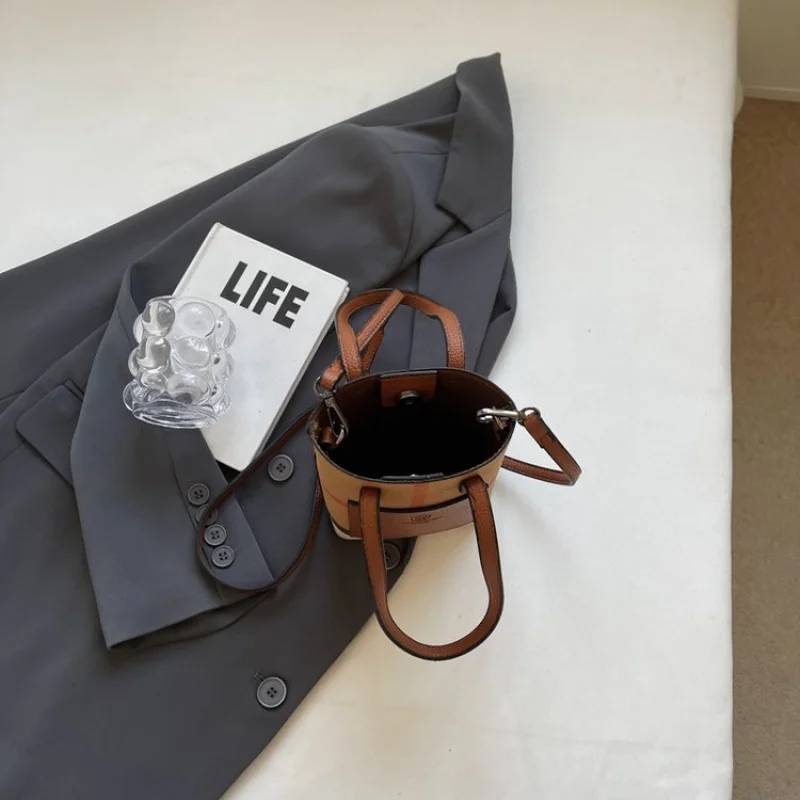 Stylish Women Hand Bag Boasting Trendy Design Elements And Paris Designer Aesthetic Made Of Premium Easy-Clean Leather
Stylish Women Hand Bag Boasting Trendy Design Elements And Paris Designer Aesthetic Made Of Premium Easy-Clean Leather