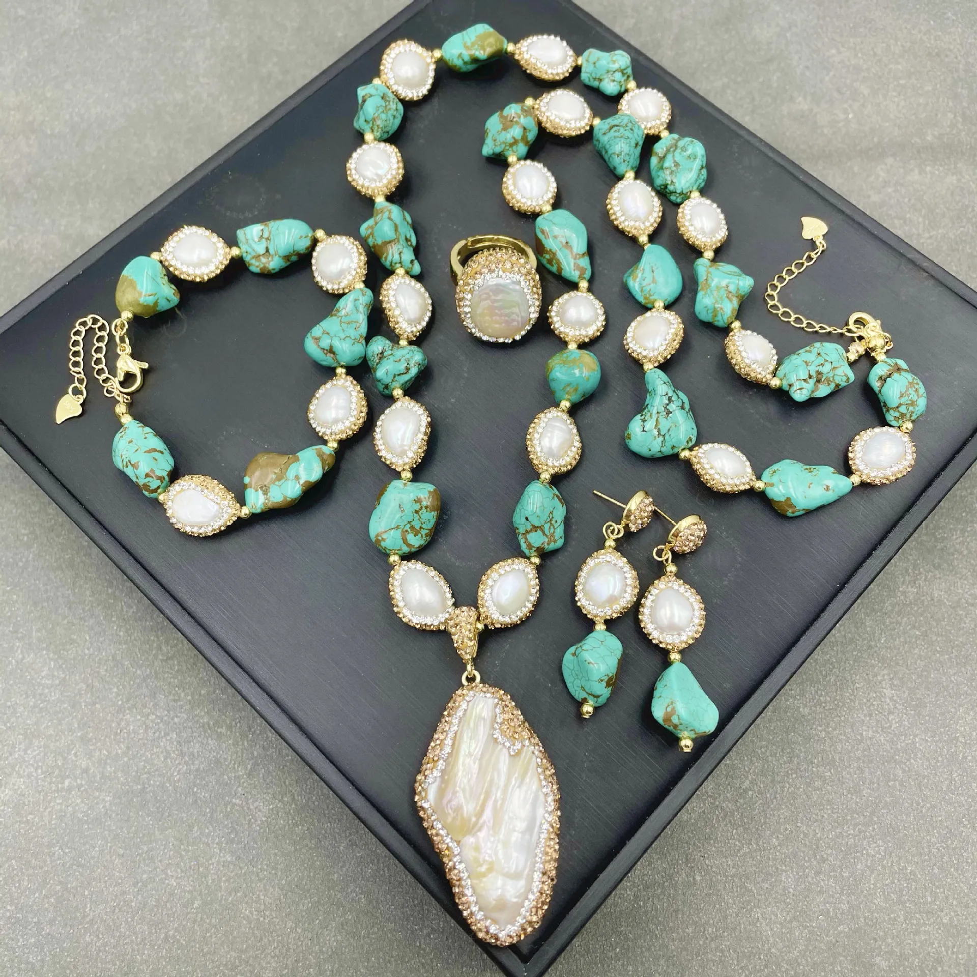 Baroque freshwater pearl turquoise ore set, exquisite high-end handset Czech crystal four-piece set pendant earrings ring
Baroque freshwater pearl turquoise ore set, exquisite high-end handset Czech crystal four-piece set pendant earrings ring