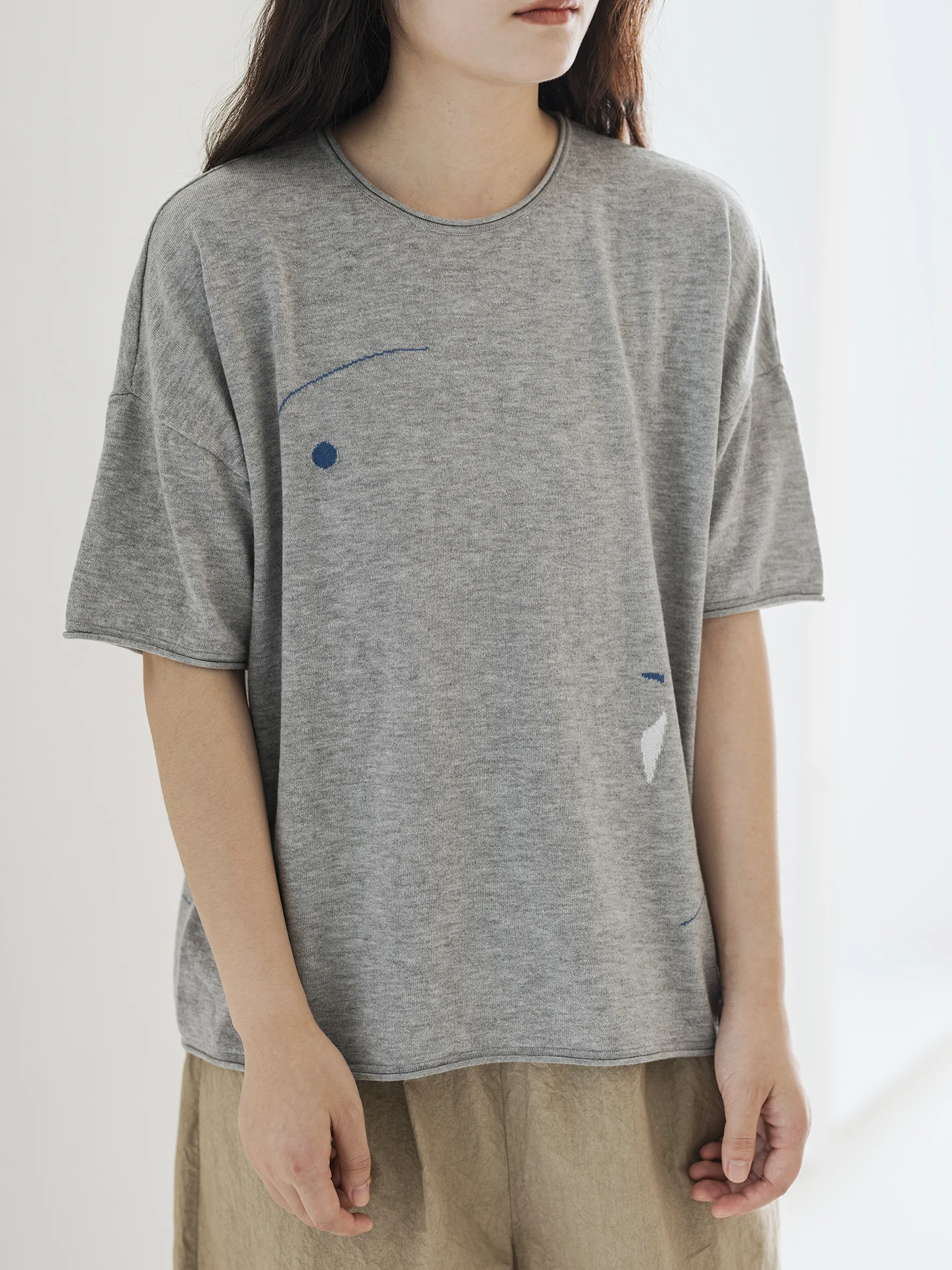 Повседневная вязаная свободная футболка с коротким рукавом и вшитыми цветами, летняя коллекция 2025 IDYLL ISLE, дышащая, влагоотводящая
Повседневная вязаная свободная футболка с коротким рукавом и вшитыми цветами, летняя коллекция 2025 IDYLL ISLE, дышащая, влагоотводящая