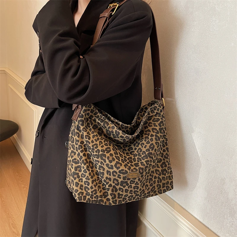 Trendy Leopard Print Women's oulder Crossbody Bag Large Capaci Tote Bag Faionable All-Match 2025 New Sle Casual Leisure
Trendy Leopard Print Women's oulder Crossbody Bag Large Capaci Tote Bag Faionable All-Match 2025 New Sle Casual Leisure