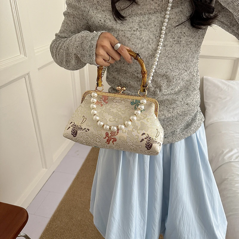 Chinese Style Pearl Straps Wooden Handle lEmbroidered Shoulder Bag Elegant Wedding Party Luxury Designer Women Evening Clutch
Chinese Style Pearl Straps Wooden Handle lEmbroidered Shoulder Bag Elegant Wedding Party Luxury Designer Women Evening Clutch