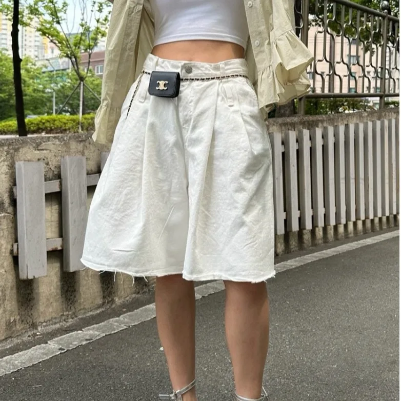 Casual Style High Waist Distressed Frayed Hem Denim Jeans Korean Fashion Loose Fit Summer 2026 Women's Premium Jeans
Casual Style High Waist Distressed Frayed Hem Denim Jeans Korean Fashion Loose Fit Summer 2026 Women's Premium Jeans
