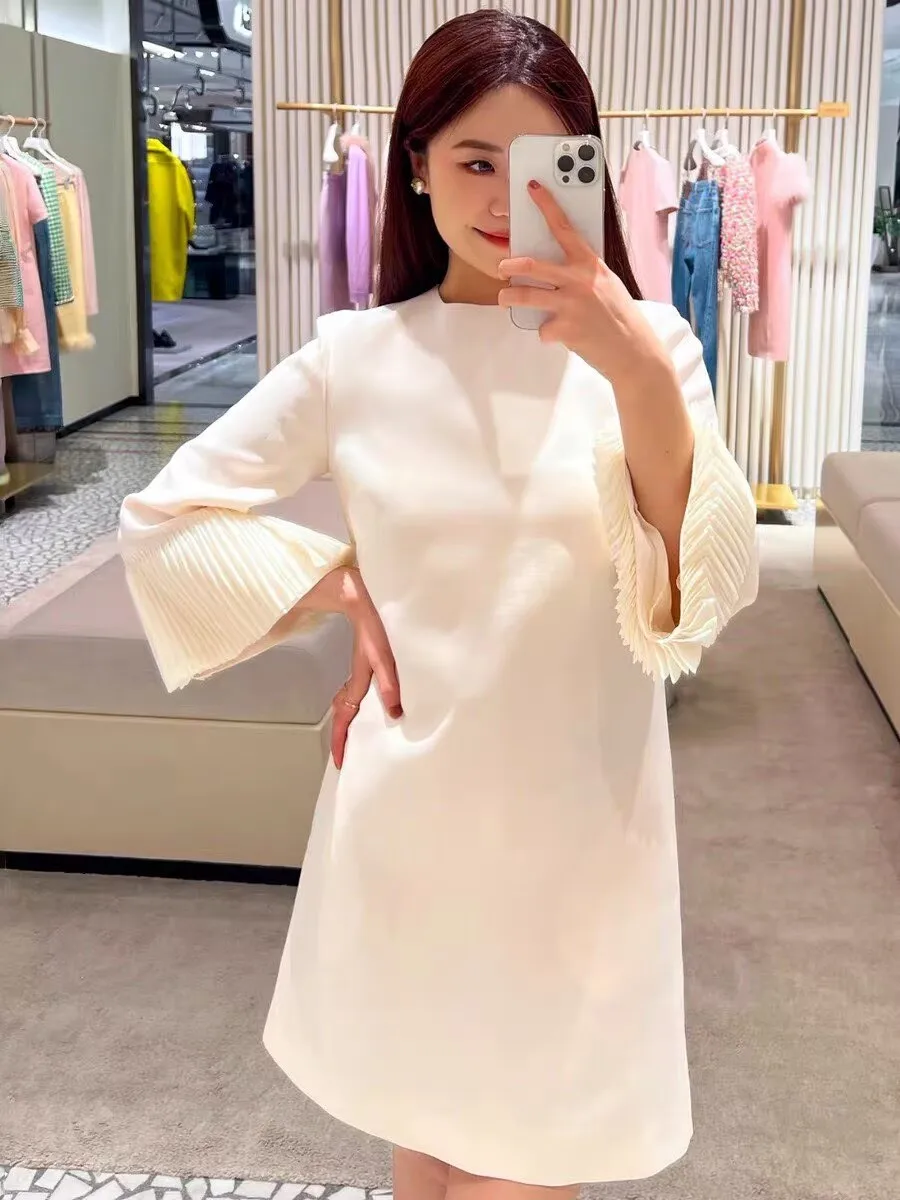 2026 New Arrival Elegant Ladies White Silk Dress O Neck Fashion Folds Flare Sleeve Wool Short Dress
2026 New Arrival Elegant Ladies White Silk Dress O Neck Fashion Folds Flare Sleeve Wool Short Dress