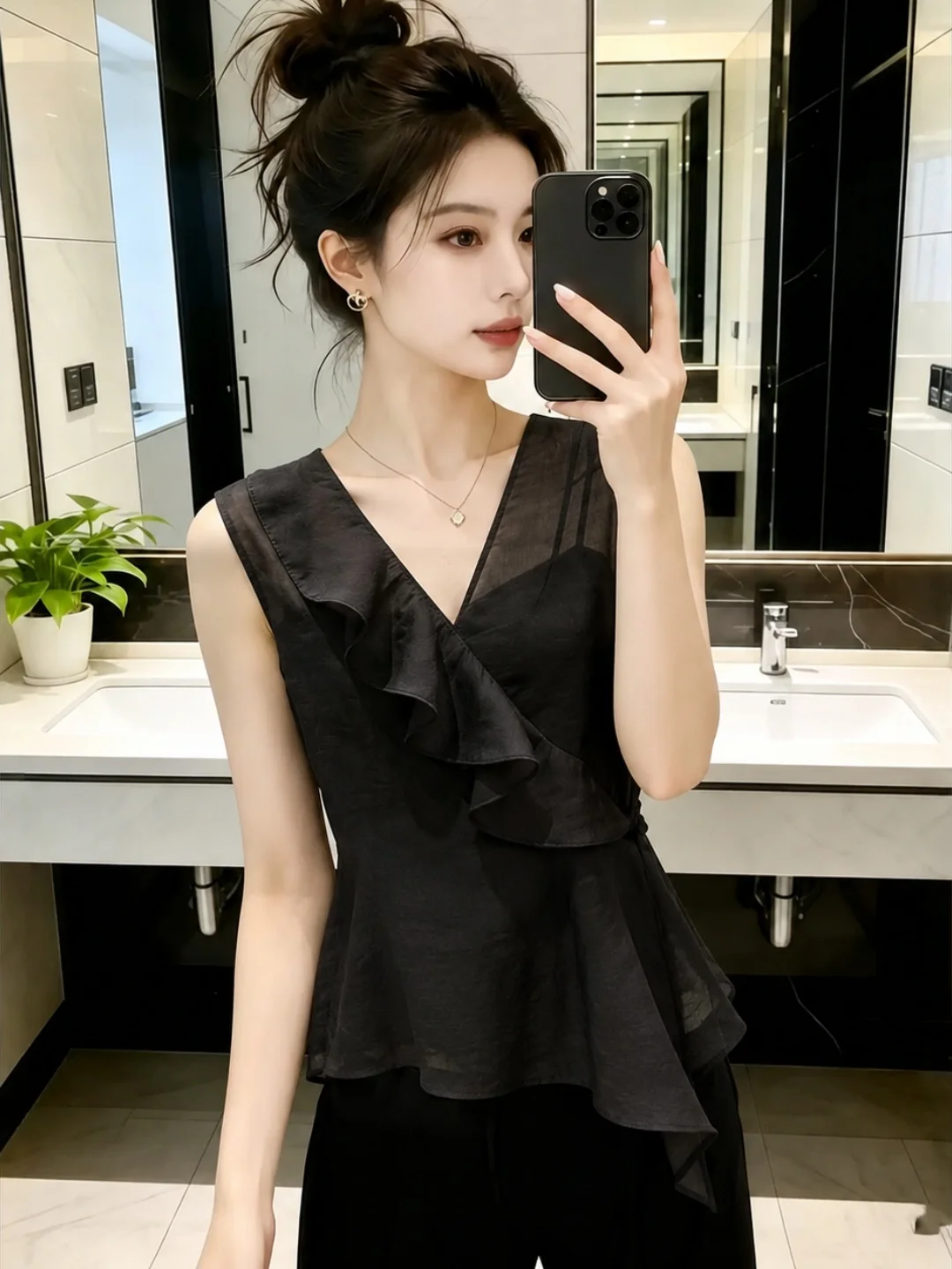 Elegant V-Neck Ruffle Sleeveless Vest Lightweight Summer Slimming Top Floral Lace Trim Casual Chic Women's Fashion Vest
Elegant V-Neck Ruffle Sleeveless Vest Lightweight Summer Slimming Top Floral Lace Trim Casual Chic Women's Fashion Vest