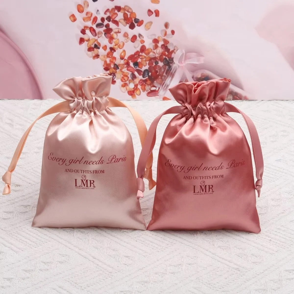 Маленький розовый атласный подарок с логотипом, упаковка для парфюмерии, сумка на шнурке, роскошный шелковый мешочек для пыли, атласные сумки для волос для парика 18x30 см
Маленький розовый атласный подарок с логотипом, упаковка для парфюмерии, сумка на шнурке, роскошный шелковый мешочек для пыли, атласные сумки для волос для парика 18x30 см
