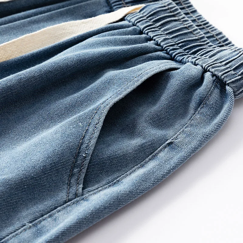 Новые летние свободные повседневные мужские джинсовые шорты с прямой трубкой и эластичной резинкой на талии, с несколькими карманами и боковыми пуговицами. 
Новые летние свободные повседневные мужские джинсовые шорты с прямой трубкой и эластичной резинкой на талии, с несколькими карманами и боковыми пуговицами.