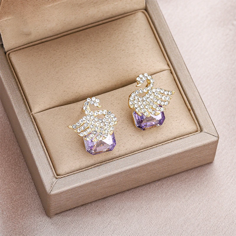 Swan temperament earrings square zircon French retro design party accessories
Swan temperament earrings square zircon French retro design party accessories