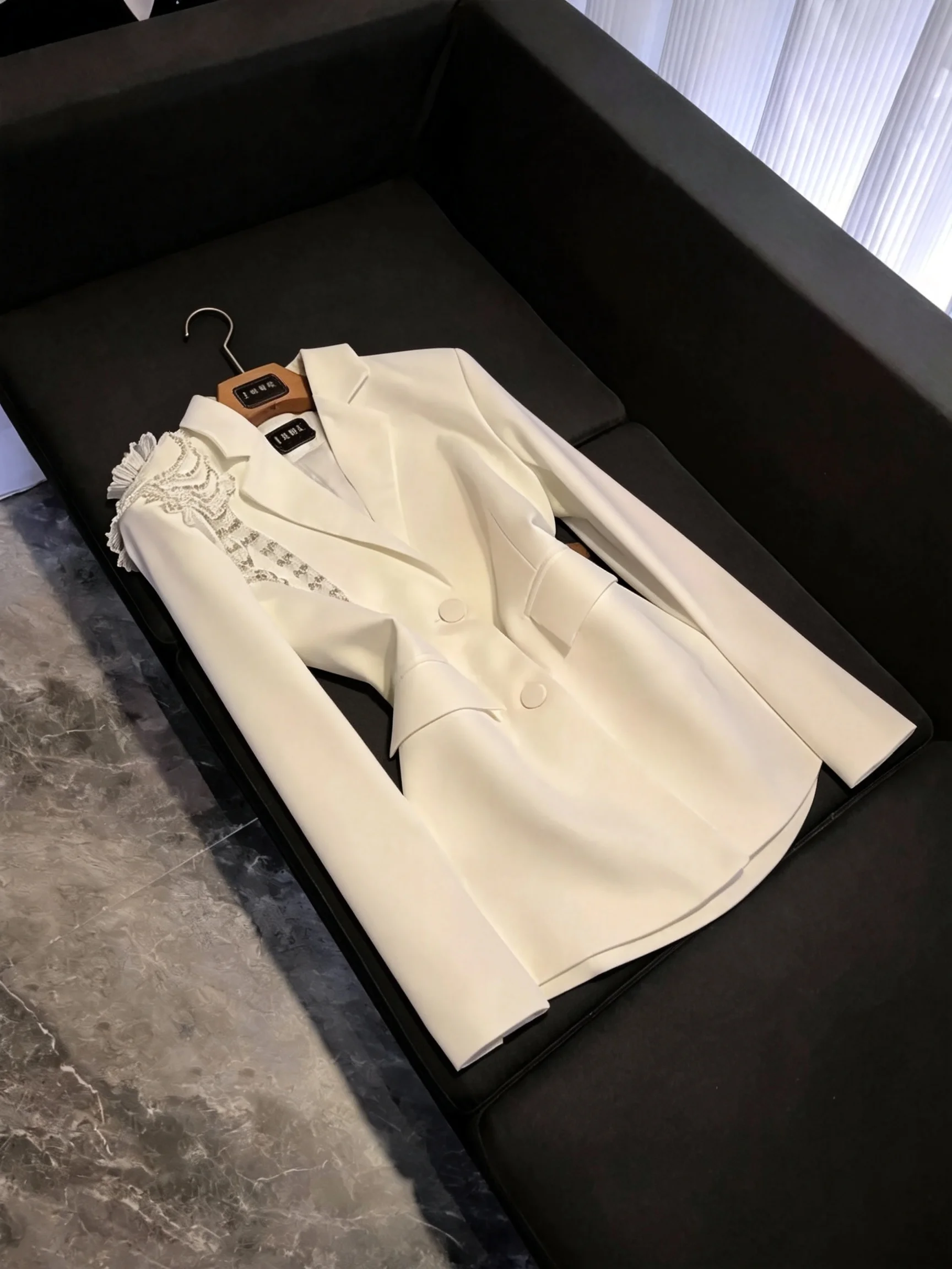 Summer 2026 Women's Loose Tassel Trimmed White Suiting Jacket Commute Style Oversize Businesswear Neutral Cut Long Sleeve
Summer 2026 Women's Loose Tassel Trimmed White Suiting Jacket Commute Style Oversize Businesswear Neutral Cut Long Sleeve