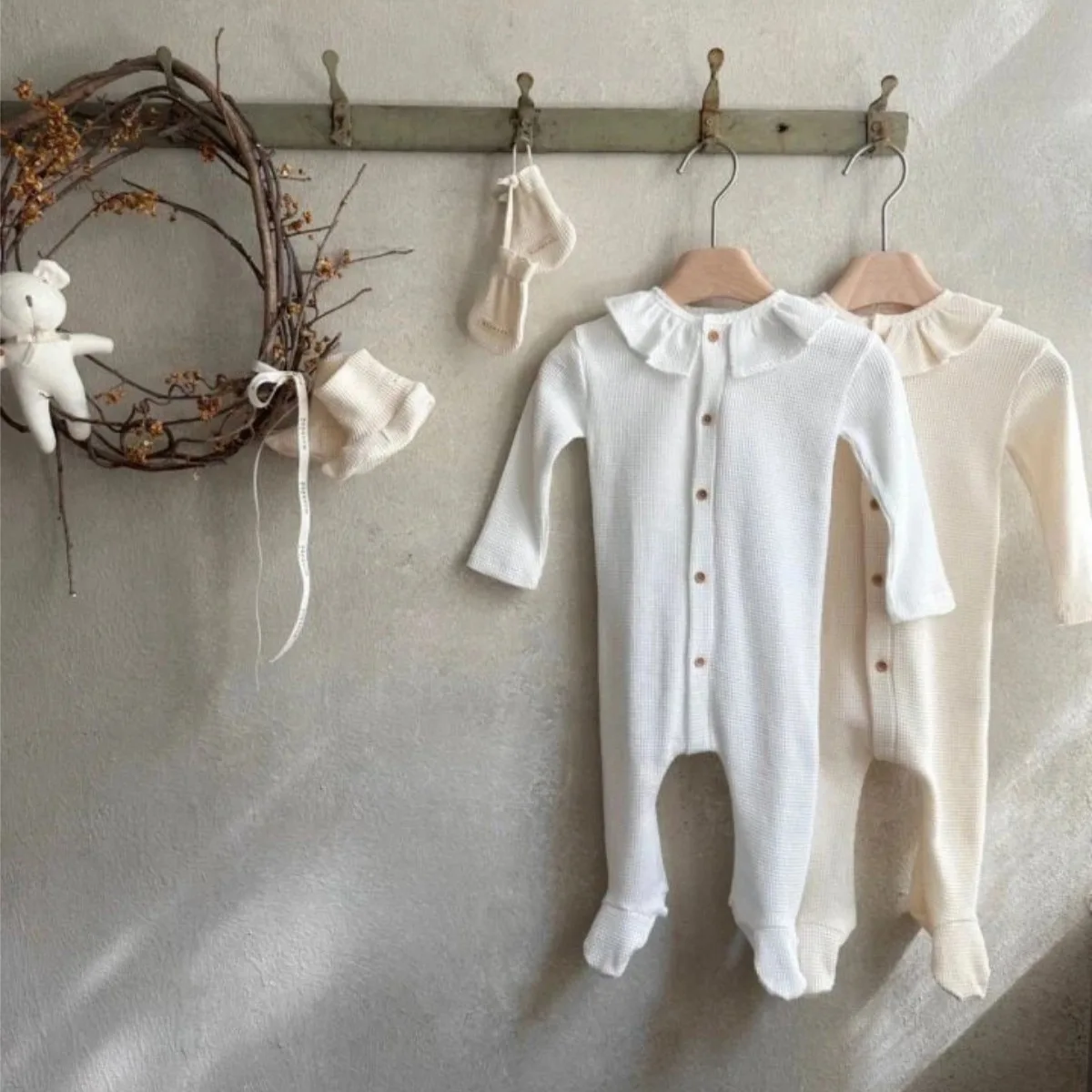 Комбинезоны для новорожденных девочек, однотонный комбинезон для маленьких девочек, детские боди с длинными рукавами и рюшами на воротнике для маленьких девочек, комбинезоны для маленьких девочек
Комбинезоны для новорожденных девочек, однотонный комбинезон для маленьких девочек, детские боди с длинными рукавами и рюшами на воротнике для маленьких девочек, комбинезоны для маленьких девочек