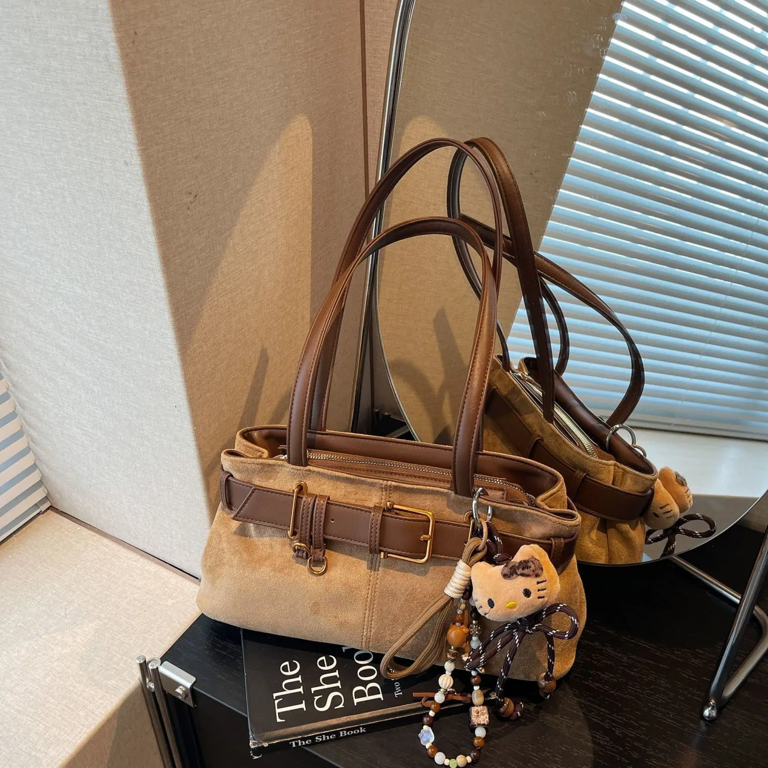 Amy Rabbit Women's Bag 2025 New Retro Fashion Versatile Solid Color Commuter Casual Texture Design Shoulder Bag
Amy Rabbit Women's Bag 2025 New Retro Fashion Versatile Solid Color Commuter Casual Texture Design Shoulder Bag