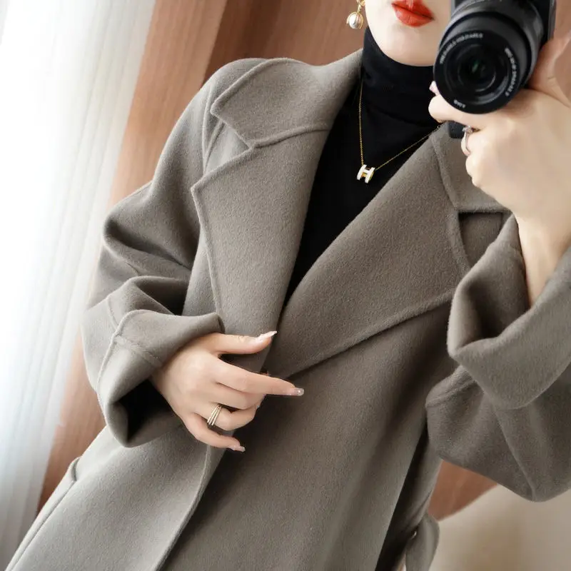 2024 New Women Fashion Lace-up Open Front Woolen Coat Vintage Suit Collar Long Sleeve Female Outerwear Chic Overcoat T302
2024 New Women Fashion Lace-up Open Front Woolen Coat Vintage Suit Collar Long Sleeve Female Outerwear Chic Overcoat T302