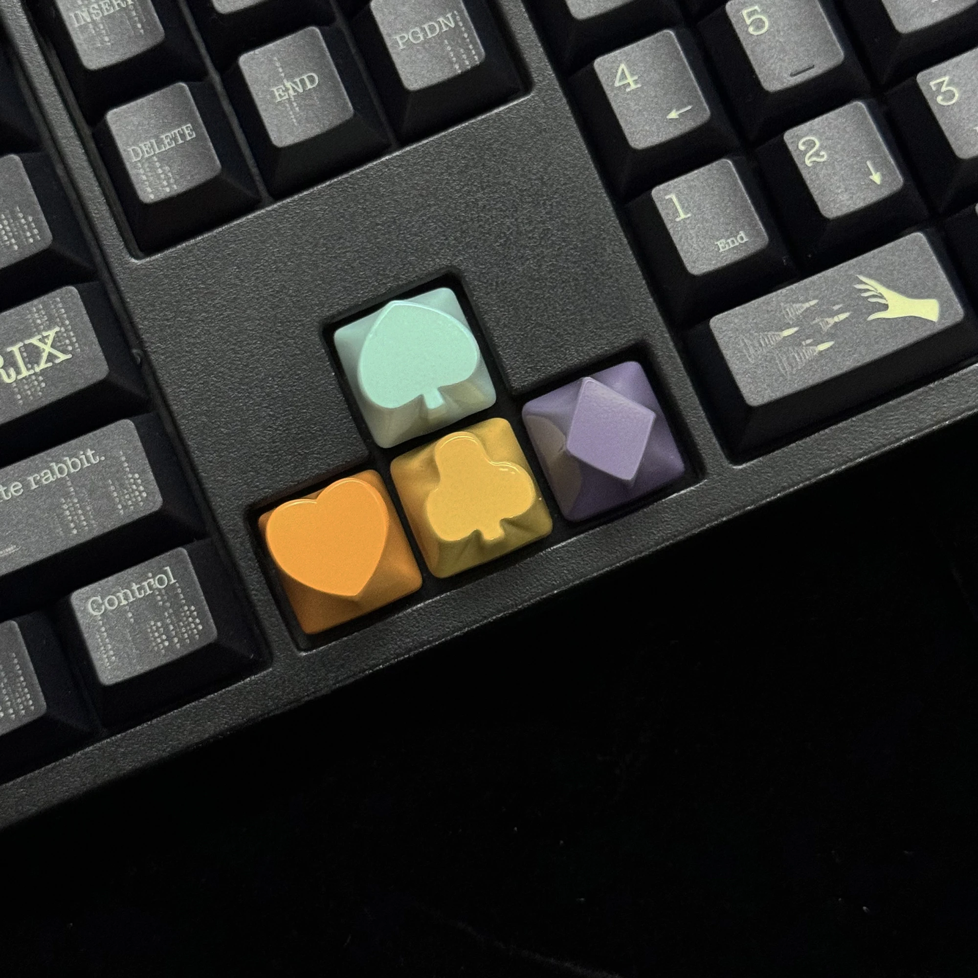 YMDK 4pcs Poker Suit Metal Matte Gold Electroplated Spade Heart Club Diamond Arrow Key Keycaps for MX Mechanical Keyboards
YMDK 4pcs Poker Suit Metal Matte Gold Electroplated Spade Heart Club Diamond Arrow Key Keycaps for MX Mechanical Keyboards