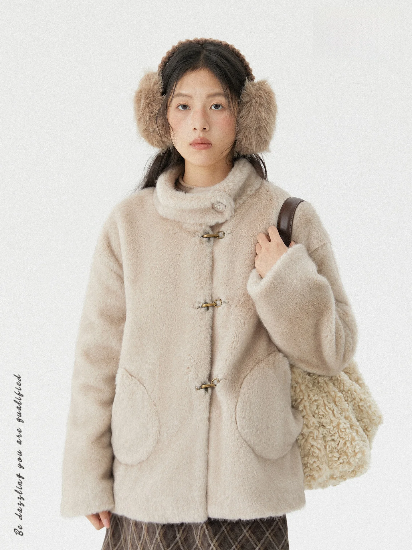 Женская зимняя свободная куртка Nesoulum цвета хаки с воротником-стойкой из экологичного искусственного меха для повседневной носки
Женская зимняя свободная куртка Nesoulum цвета хаки с воротником-стойкой из экологичного искусственного меха для повседневной носки