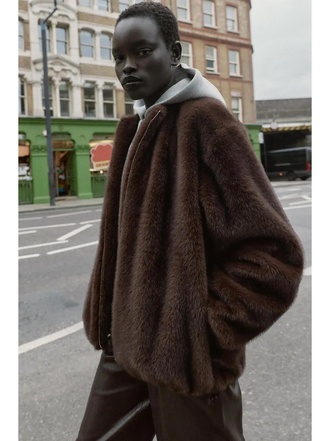 Осень-зима, лоскутное пальто-пилот с эффектом искусственного меха, повседневное женское пальто с шапкой, осенняя коллекция 25, осенняя коллекция
Осень-зима, лоскутное пальто-пилот с эффектом искусственного меха, повседневное женское пальто с шапкой, осенняя коллекция 25, осенняя коллекция