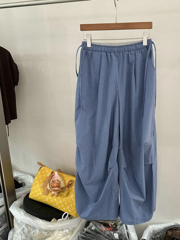 Summer 2026 Pure Cotton Plaid Casual Pants Women's Loose Elastic Waist Pleated Thin Style Paratrooper Pants Side Rope Design
Summer 2026 Pure Cotton Plaid Casual Pants Women's Loose Elastic Waist Pleated Thin Style Paratrooper Pants Side Rope Design