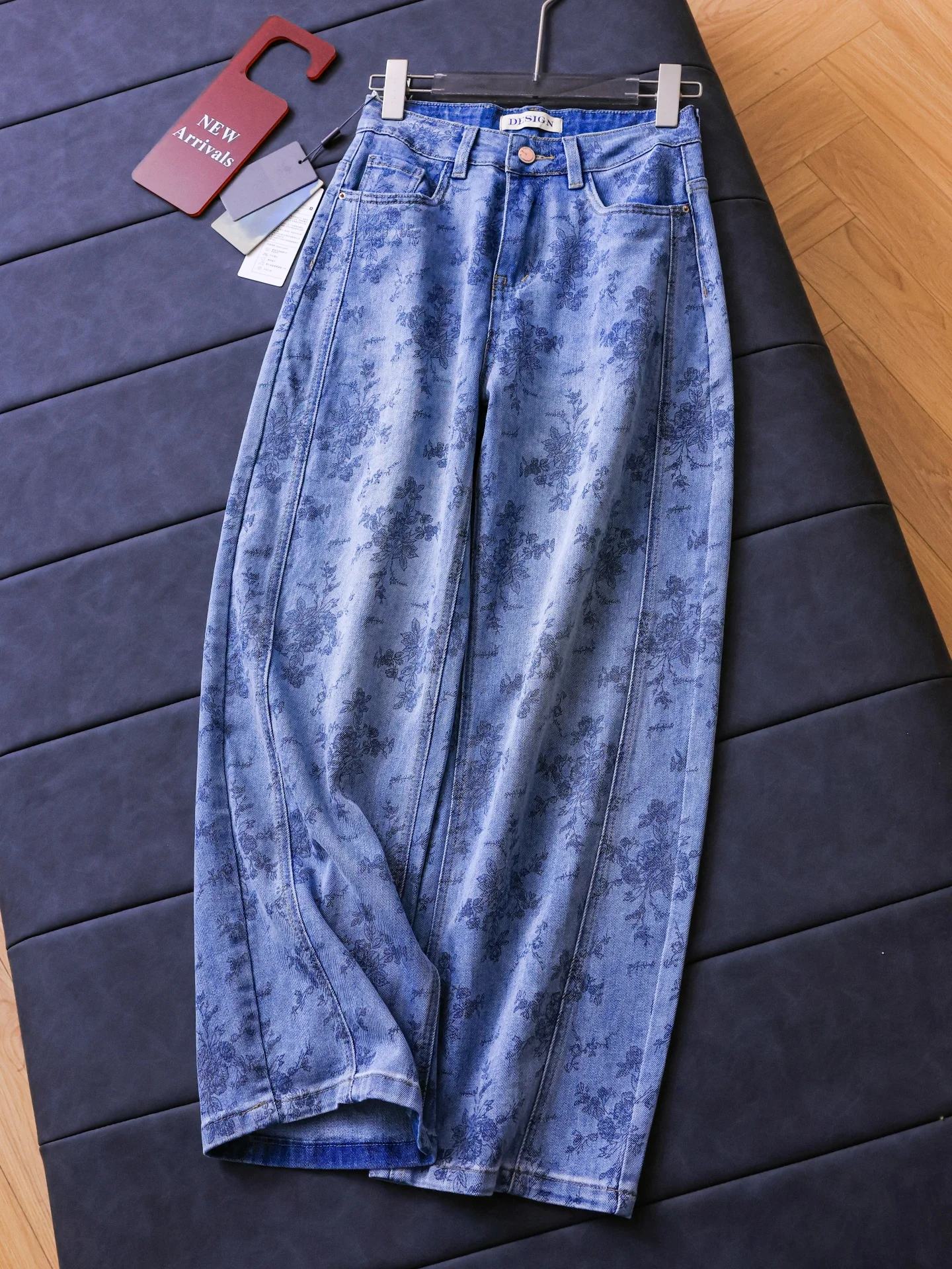 Retro Blue Floral Print High Waist Slim Wide Leg Pants Straight Cut Jeans Women's Fashion Spring Cotton Blend Stretch Denim
Retro Blue Floral Print High Waist Slim Wide Leg Pants Straight Cut Jeans Women's Fashion Spring Cotton Blend Stretch Denim