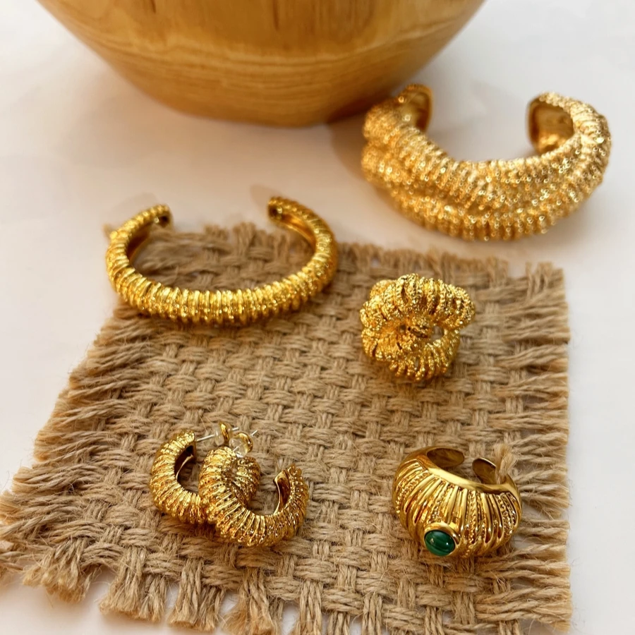 Europe Fashion Brass Plated Gold Designer Earrings Bracelet Women Popular Luxury Vintage Jewelry Trend
Europe Fashion Brass Plated Gold Designer Earrings Bracelet Women Popular Luxury Vintage Jewelry Trend