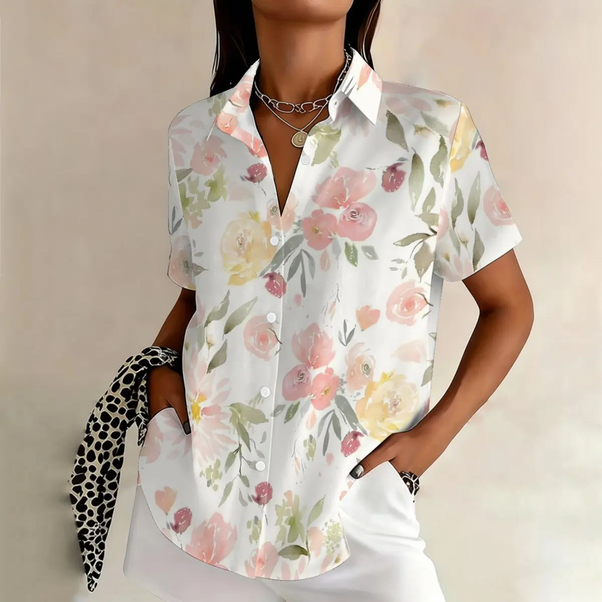 Women's plus-size floral print short-sleeved shirt, trendy print design, loose fit, flattering.
Women's plus-size floral print short-sleeved shirt, trendy print design, loose fit, flattering.