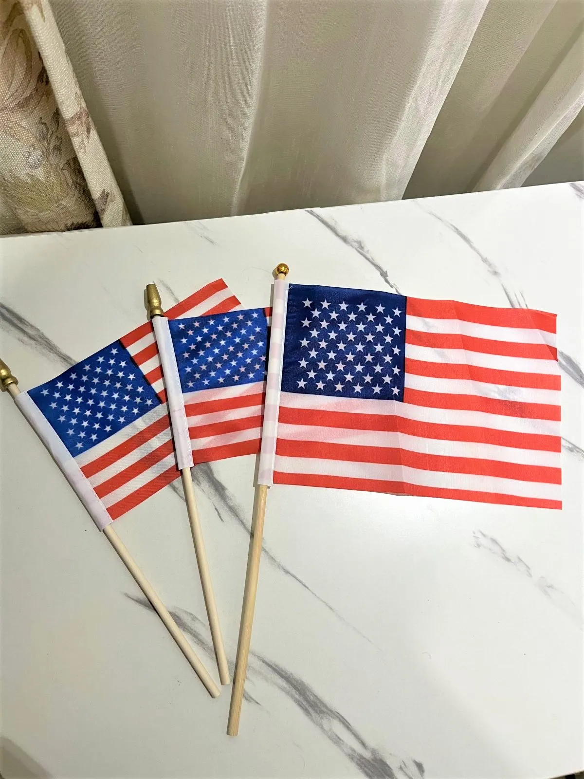 100PCS National waving flag 10*15cm polyester double-sided American flag gold gun head wooden pole 25cm wooden flagpole
100PCS National waving flag 10*15cm polyester double-sided American flag gold gun head wooden pole 25cm wooden flagpole