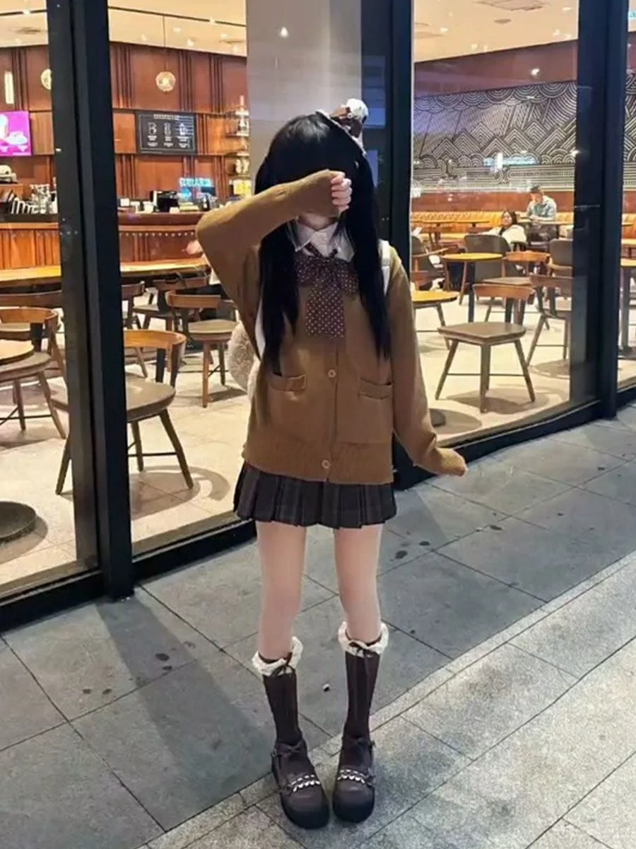 Карамель JK orm Вязаный длинный свитер-свек Пальто Школьная клетчатая юбка Комплект женской модной осенне-зимней одежды
Карамель JK orm Вязаный длинный свитер-свек Пальто Школьная клетчатая юбка Комплект женской модной осенне-зимней одежды