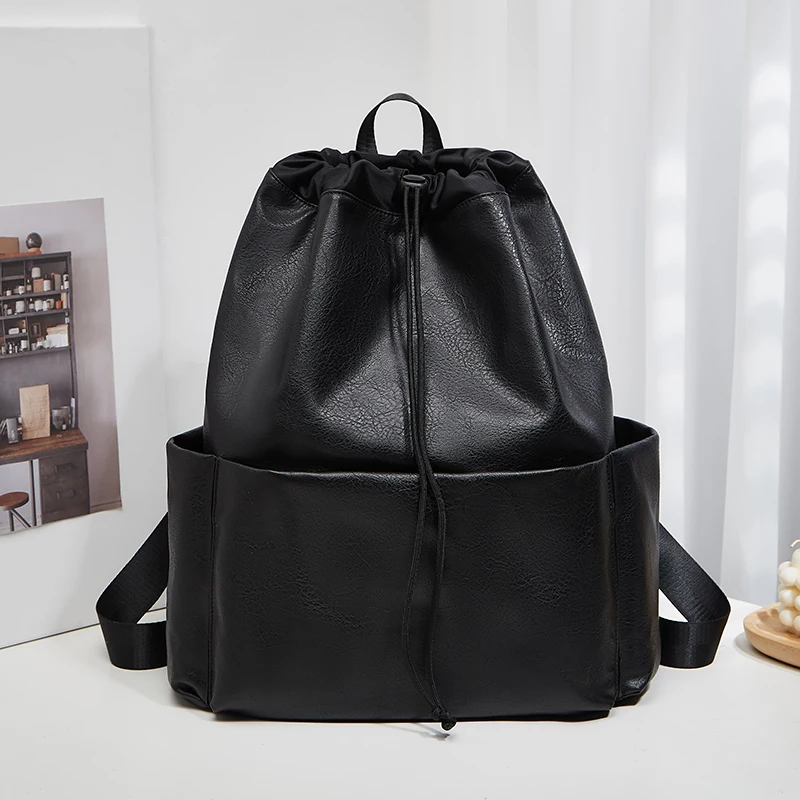 Ladies' backpack; PU material; large capacity; drawstring closure; with a small zipped pouch inside; travel essentials.
Ladies' backpack; PU material; large capacity; drawstring closure; with a small zipped pouch inside; travel essentials.