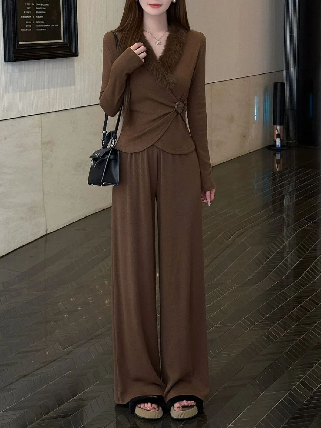 Elegant V-Neck Top And Wide Leg Pants Two-Piece Set Women's Fashion Spring Collection Comfortable High Waist Straight Fit
Elegant V-Neck Top And Wide Leg Pants Two-Piece Set Women's Fashion Spring Collection Comfortable High Waist Straight Fit