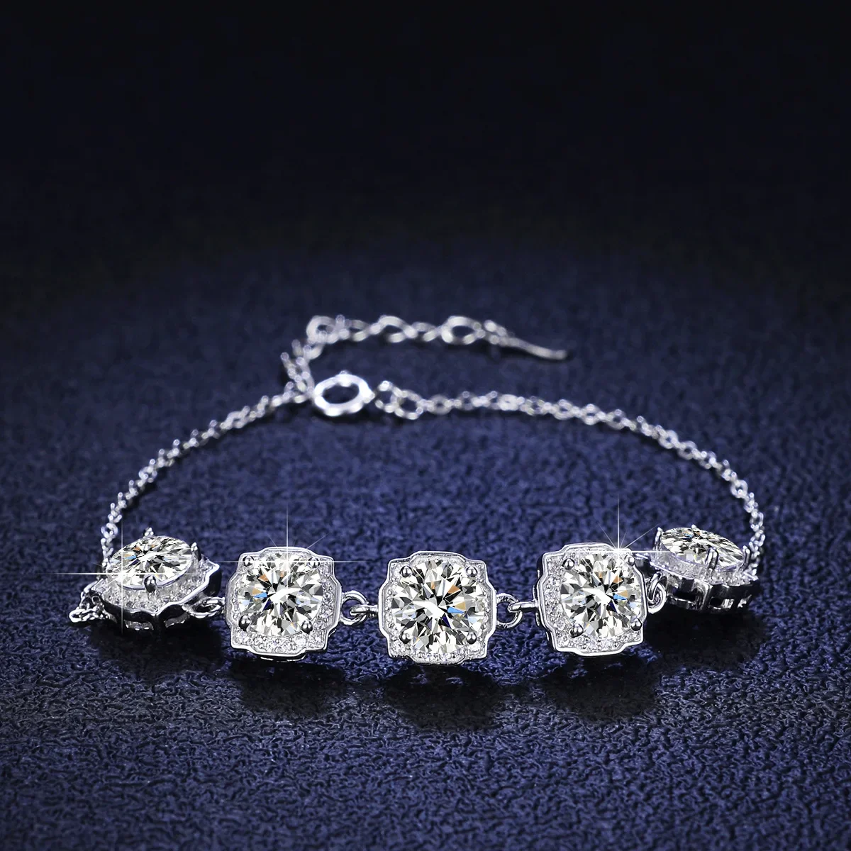 PT950 platinum bracelet D color moissanite bracelet 18K gold VVS1 diamond simple female model gift souvenir for girlfriend
PT950 platinum bracelet D color moissanite bracelet 18K gold VVS1 diamond simple female model gift souvenir for girlfriend
