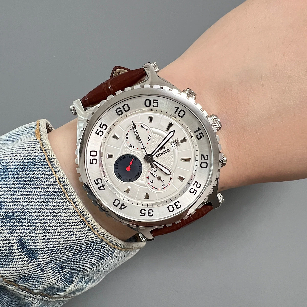 New brand high-end multi-functional quartz men's watch fashion business large dial belt watch
New brand high-end multi-functional quartz men's watch fashion business large dial belt watch