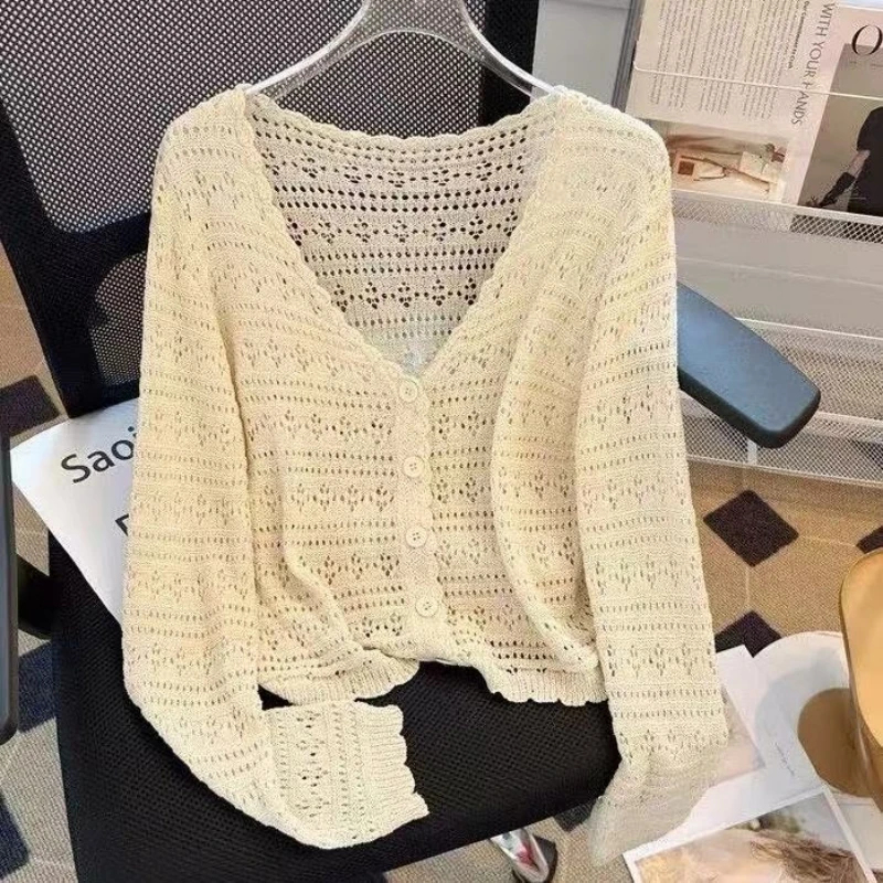 Summer Female short Three-quarter Sleeve Ice Silk Knitted Shawl Korean Spring Autumn Joker Thin Coat Women's Sunscreen Cardigan
Summer Female short Three-quarter Sleeve Ice Silk Knitted Shawl Korean Spring Autumn Joker Thin Coat Women's Sunscreen Cardigan
