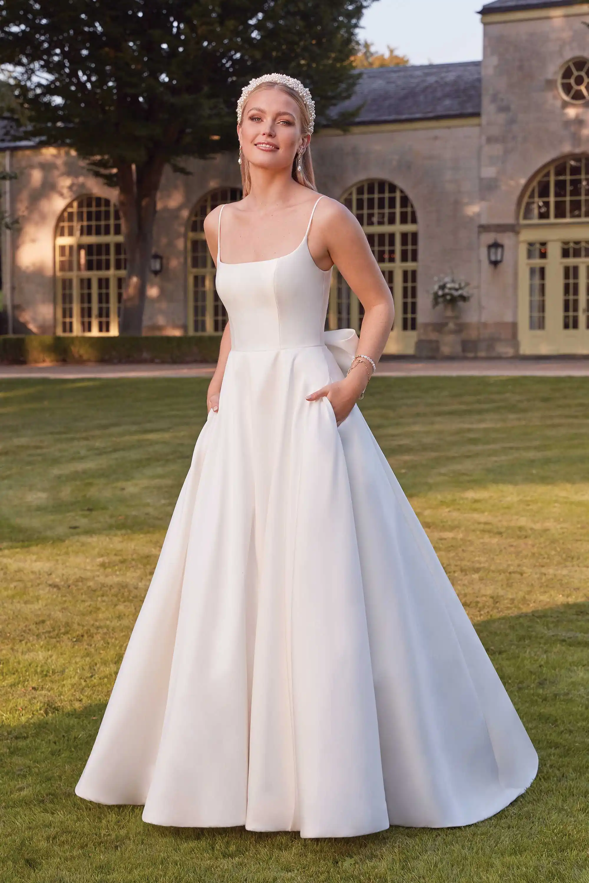 Satin Spaghetti Straps Wedding Dresses With Bow & Pockets A-line U-neck Sleeveless Bridal Gowns Elegant Ruffles Party Dress 2024
Satin Spaghetti Straps Wedding Dresses With Bow & Pockets A-line U-neck Sleeveless Bridal Gowns Elegant Ruffles Party Dress 2024