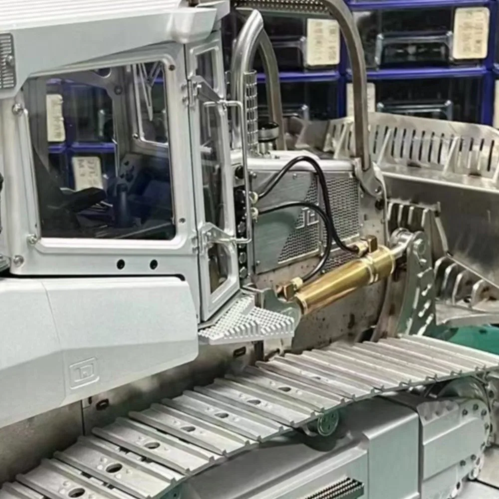 Игрушки 1/14 LESU RC Гидравлический бульдозер Aoue 850K Металлические черные гусеницы Комплект дистанционного управления Модель бульдозера с системой освещения двигателя
Игрушки 1/14 LESU RC Гидравлический бульдозер Aoue 850K Металлические черные гусеницы Комплект дистанционного управления Модель бульдозера с системой освещения двигателя