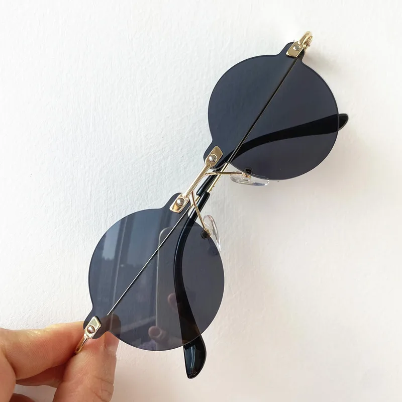 Fashion Sun Glasses Women Adumbral Anti-UV Spectacles Hip Hop Eyeglasses Round Lens Ornamental Rimless Sunglasse
Fashion Sun Glasses Women Adumbral Anti-UV Spectacles Hip Hop Eyeglasses Round Lens Ornamental Rimless Sunglasse