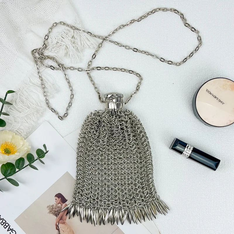 Gold And Silver Soft Metal Mesh Phone Bag Handwoven Fashionable Evening Lipstick Bag for Women High Quality Niche Design
Gold And Silver Soft Metal Mesh Phone Bag Handwoven Fashionable Evening Lipstick Bag for Women High Quality Niche Design