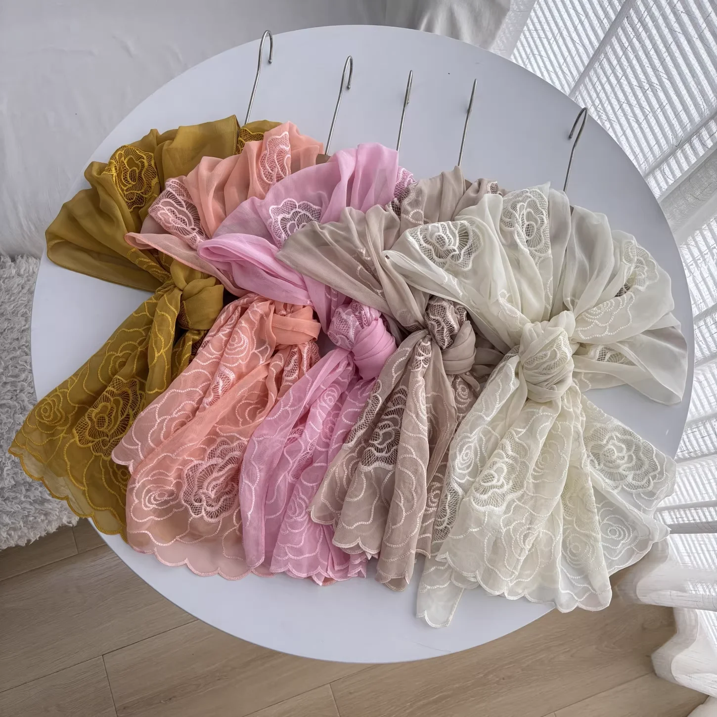 100% Silk Head Scarves for Women Spring Luxury Brand Pure Silk Flower Embroider Neck Scarves Pink Yellow Red Shawl Hijab
100% Silk Head Scarves for Women Spring Luxury Brand Pure Silk Flower Embroider Neck Scarves Pink Yellow Red Shawl Hijab