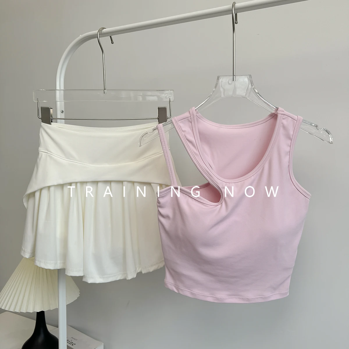 Интернет-знаменитости, элитный спортивный костюм для женщин, летний беговой тренировочный быстросохнущий костюм для бадминтона, тенниса, фитнеса, йоги
Интернет-знаменитости, элитный спортивный костюм для женщин, летний беговой тренировочный быстросохнущий костюм для бадминтона, тенниса, фитнеса, йоги