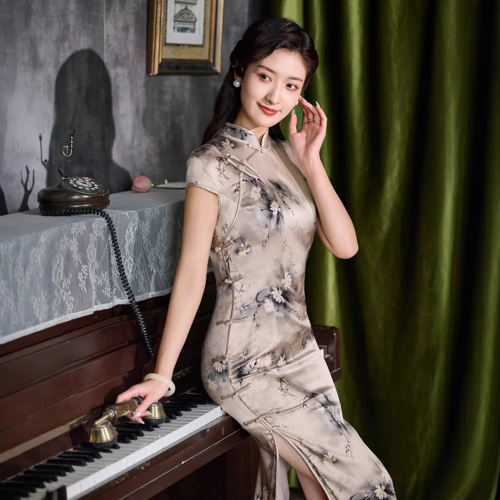 Silk Chinese Shanghai Style Floral Traditional Vintage Modern Cheongsam Qipao White Long Retro High-End Dress Temperament
Silk Chinese Shanghai Style Floral Traditional Vintage Modern Cheongsam Qipao White Long Retro High-End Dress Temperament