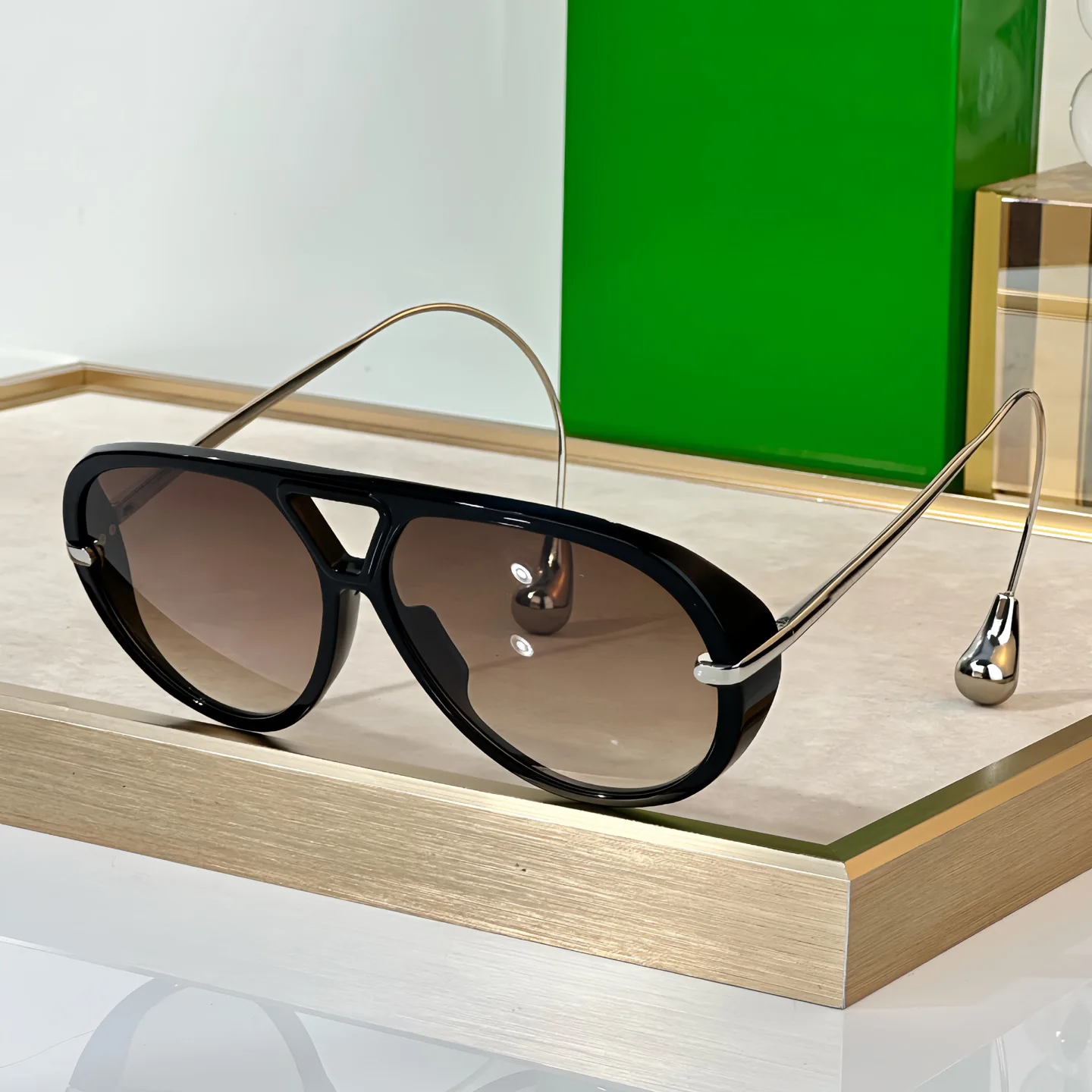 Luxury Brand1273 Drop Aviator Sunglasses Women's Cat-Eye Sunglasses with Gold Drop Temple Tips Black Frame Gradient Lens UV400
Luxury Brand1273 Drop Aviator Sunglasses Women's Cat-Eye Sunglasses with Gold Drop Temple Tips Black Frame Gradient Lens UV400