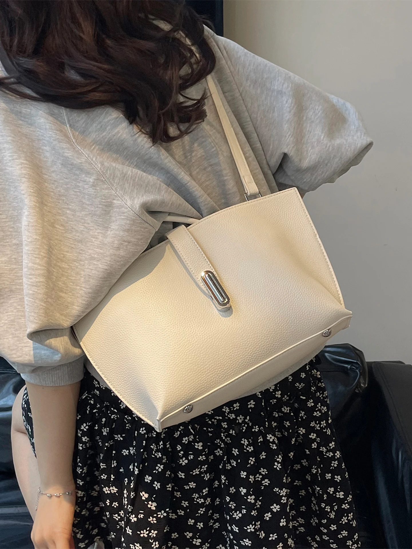 Faionable, большая женская сумка через плечо Capaci, новинка 2025, ручная сумка Sle Commuter Tote, мягкая искусственная кожа, нейтральная Sle
Faionable, большая женская сумка через плечо Capaci, новинка 2025, ручная сумка Sle Commuter Tote, мягкая искусственная кожа, нейтральная Sle