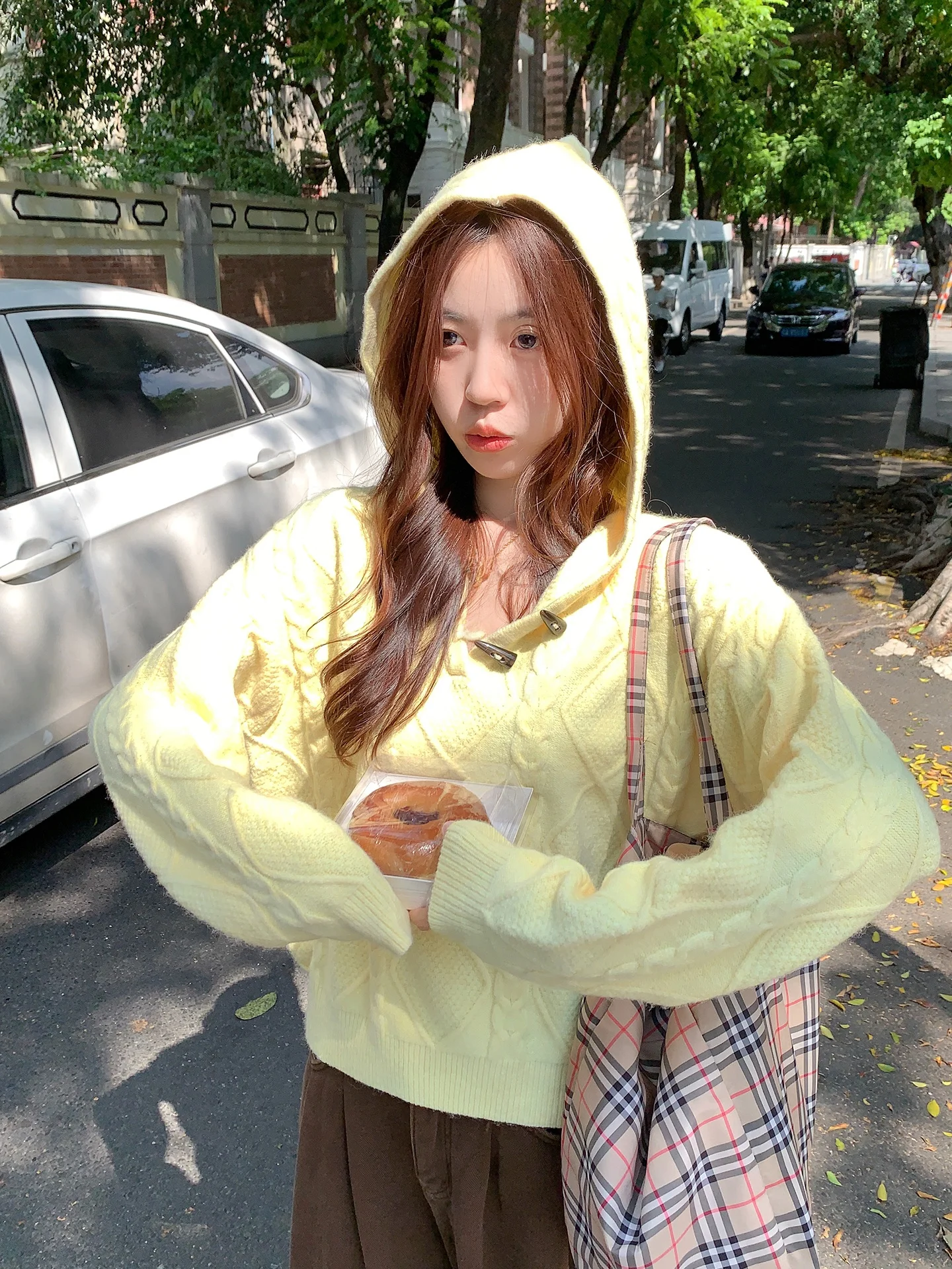 Свободная женская вязаная шапка, свитер, желтый витой вязаный трос, осень-зима, повседневный свитер для поездок на работу, корейский слэ на пуговицах
Свободная женская вязаная шапка, свитер, желтый витой вязаный трос, осень-зима, повседневный свитер для поездок на работу, корейский слэ на пуговицах