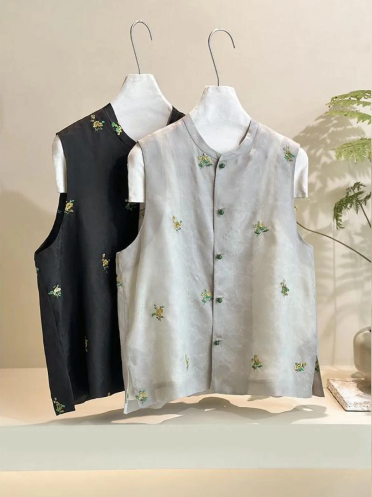 New Chinese Style Grey Women's Tang Suit Vest Summer Heavy Embroidery Stand Collar Sleeveless Top Commute Fashion
New Chinese Style Grey Women's Tang Suit Vest Summer Heavy Embroidery Stand Collar Sleeveless Top Commute Fashion